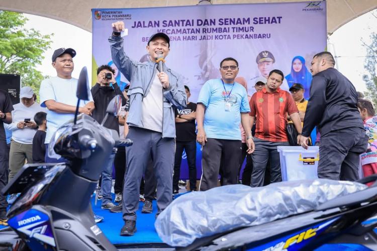 Bersama Wako Agung, Warga Rumbai Timur Meriahkan Jalan Sehat HUT ke-242 Pekanbaru di Danau Bandar Kayangan