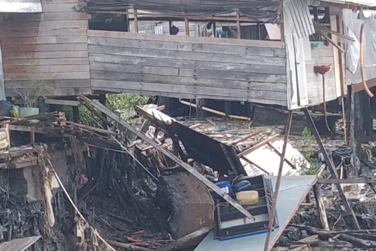 Tanah Tiba-Tiba Amblas, Belasan Rumah Rusak dan Warga Kuala Enok Mengungsi