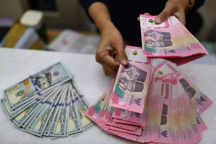 Belum Siang, Rupiah Sudah Tersungkur ke Rp17.858, Ada Apa dengan Dolar?