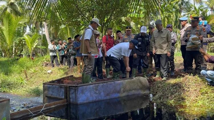 Naik Motor Warga ke Tengah Gambut, Menteri LH Cek Langsung Benteng Lawan Karhutla