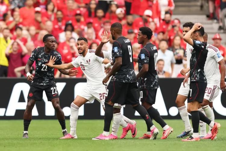 Kanada Mengamuk! Jonathan David Hattrick, Qatar Dibantai 6-0 dengan Sembilan Pemain