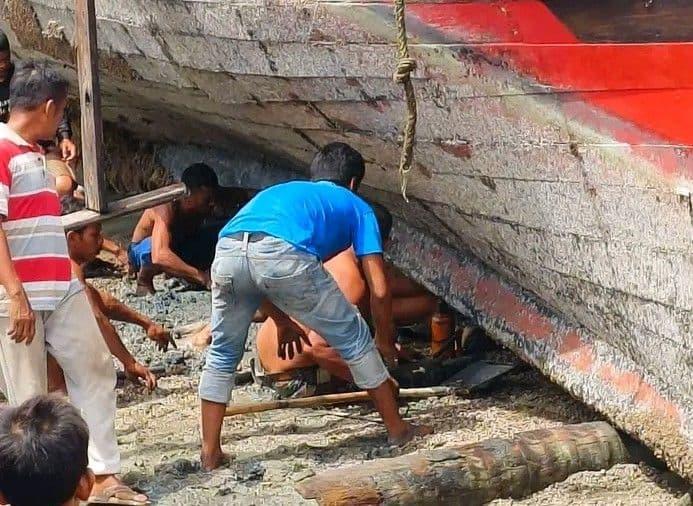 Tragis! Pekerja Asal Rohil Tewas Seketika Tertimpa Kapal Kayu di Batu Bara