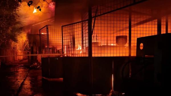 Api Tak Terkendali Berjam-Jam, Belasan Rumah Jadi Korban Kebakaran Pabrik