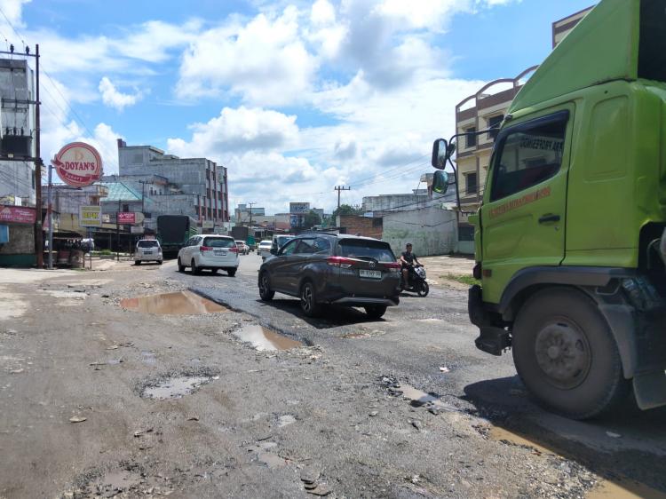 Jalan Lintas Sumatera di Bagan Batu Rusak Parah, Truk Sawit Sering Terguling; Pengendara Minta Penanganan Segera