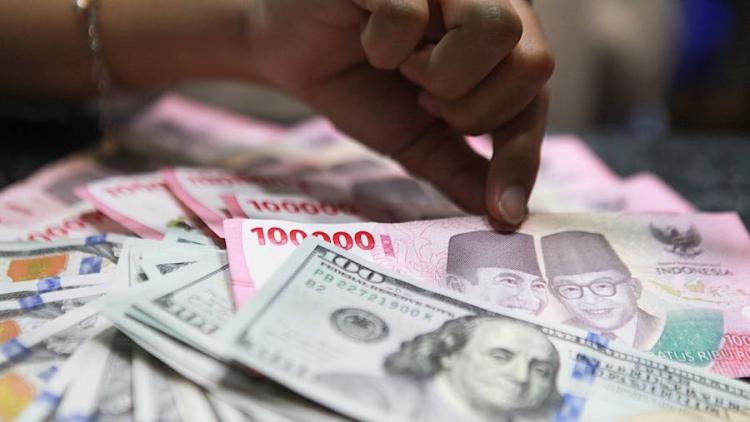 Rupiah Terseret Badai Timur Tengah, Dolar Makin Garang Dekati Rp18.000