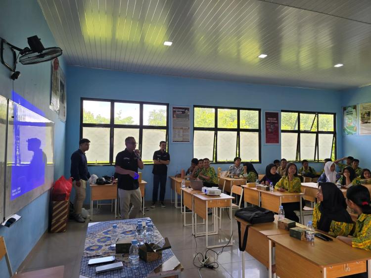 PLN UPT Pekanbaru Edukasi Siswa SMA Negeri 17 Pekanbaru tentang Bahaya Beraktivitas di Sekitar Tower SUTT 150 kV