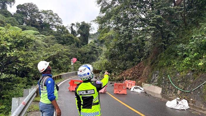 Jalur Padang-Bukittinggi Mati Total, Bukit Lembah Anai Turun Menyapu Jalan