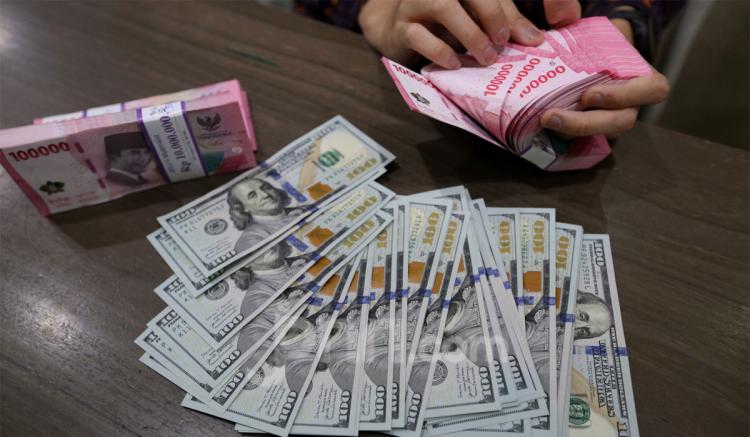 Rupiah Tersungkur! Dolar AS Dekati Rp18.000 Pasca Putusan MSCI