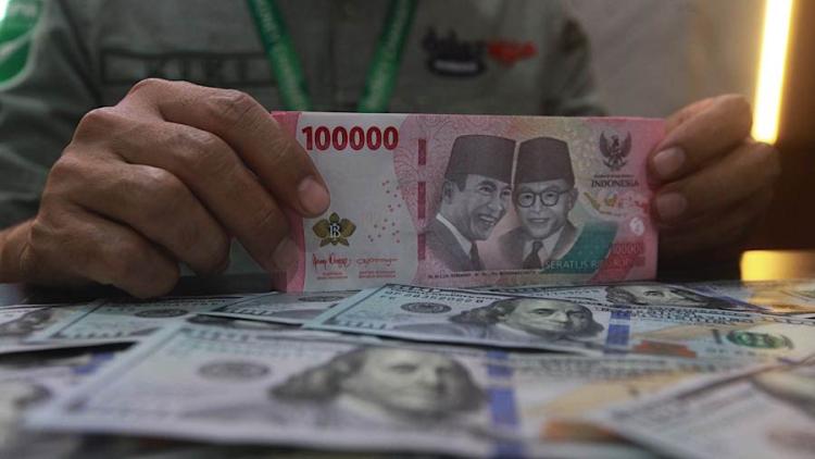Dolar Ngamuk Tembus Rp18.012, Mata Uang Garuda Mendadak Lunglai Dikunyah Greenback!