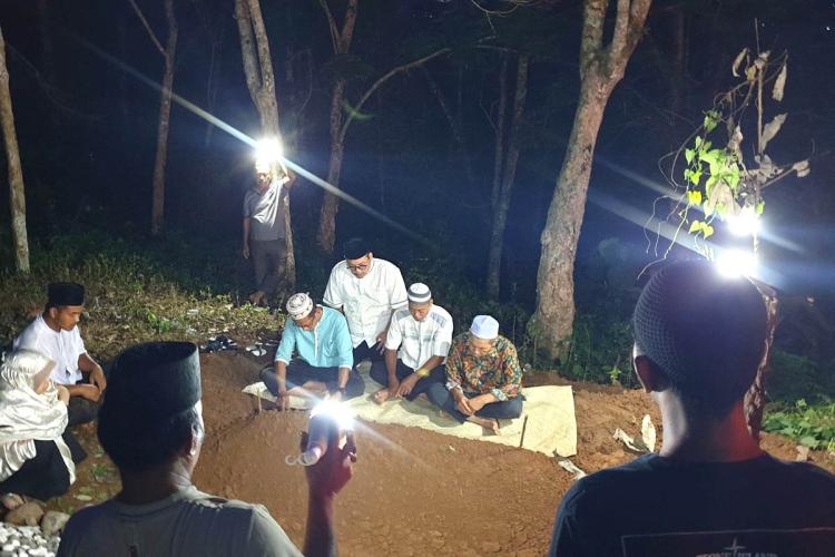 Jenazah Novia Sihotang Siswi Latsarmil SPPI Tiba di Kampung Halaman dan Langsung Dimakamkan Malam Hari