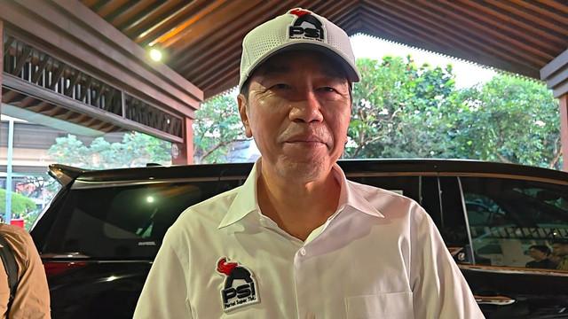 Jokowi Sebut Kemeja dan Topi PSI Merupakan Pemberian Kaesang Pangarep