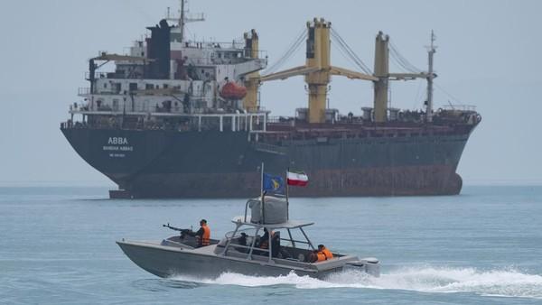 Selat Hormuz Memanas! Kapal Singapura Jadi Sasaran Serangan, Dunia Khawatir Harga Minyak Meledak