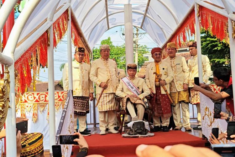 Jokowi Menerima Gelar Adat Baginda Pemuka Bangsa dari Masyarakat Lampung Pepadun