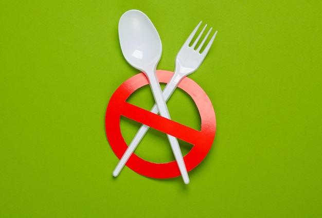 Terungkap! Kebiasaan Makan Pakai Sendok Plastik Saat Makanan Panas Ternyata Berisiko, Begini Cara Aman