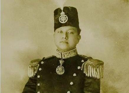Bupati Siak Hadiahkan Foto Sultan Syarif ke Plt Gubernur Riau Saat Pawai Kafilah MTQ ke-44, Jadi Sorotan