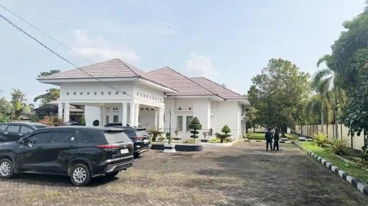 Kabar Panas OTT KPK di Kuansing, Brimob Bersenjata Amankan Rumah Dinas Sekda Zulkarnain