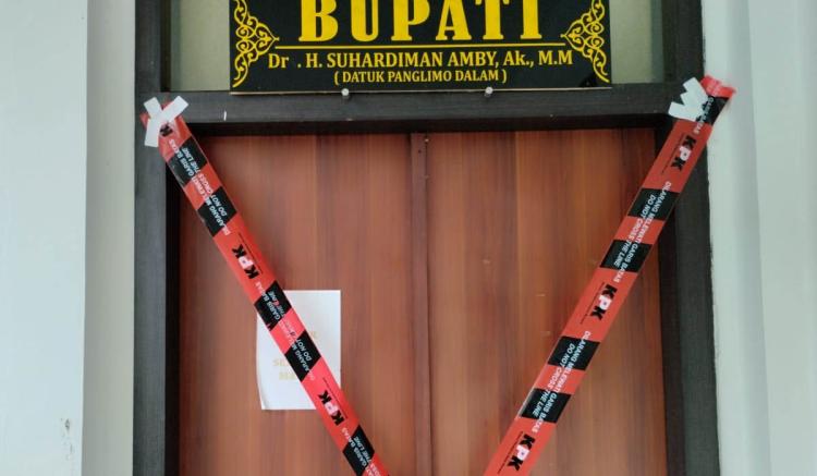 Ruang Bupati Kuansing Disegel KPK, Ke Mana Suhardiman Amby?
