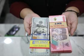 Alarm Bahaya Ekonomi! Rupiah Dekati Rp18.000 Saat Minyak Dunia Meledak
