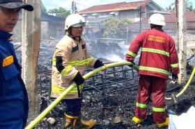 Delapan Kios di Pekanbaru Hangus Terbakar, Pedagang Hanya Bisa Menatap Abu
