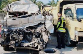 Kecelakaan Maut Toyota Hiace vs Truk di Tol Pekanbaru-Dumai, 5 Orang Tewas