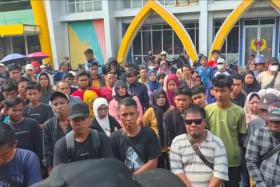 Minta Tolong Presiden Prabowo, Ratusan Warga Solidaritas Korban Penyerangan Pekerja PT SBP Unjuk Rasa ke Polres Inhu Tuntut Aktor Utama Ditangkap