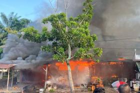 Pedagang Menjerit! Kebakaran Besar Sapu Deretan Ruko Pasar Atas Bangkinang