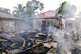 Subuh Mencekam di Rohil! Tujuh Rumah Jadi Abu, Ibu dan Anak Hilang Misterius