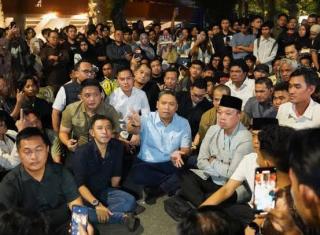 Ricuh Acara di UGM, Mahasiswa Geruduk Budiman Sudjatmiko-Menteri Nusron Wahid