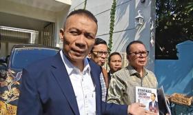 Datangi Rumah Jokowi, Rismon Sianipar Bawa Buku 800 Halaman dan Permintaan Maaf