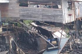Tanah Tiba-Tiba Amblas, Belasan Rumah Rusak dan Warga Kuala Enok Mengungsi