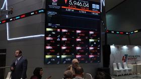Baru Dibuka, IHSG Langsung Terjun Bebas! Pasar Menunggu Dua Keputusan Besar