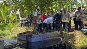 Naik Motor Warga ke Tengah Gambut, Menteri LH Cek Langsung Benteng Lawan Karhutla