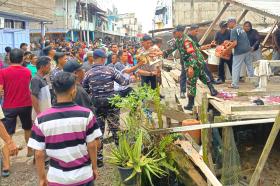 Teriakan Warga Kembali Pecah! Deretan Rumah di Kuala Enok Ambruk Masuk Sungai