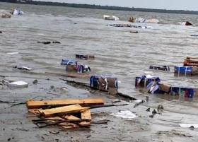 Heboh Warga Ketapang Turun ke Laut Pungut Barang, Ternyata Muatan Kapal KLM Setia Bersama yang Tenggelam