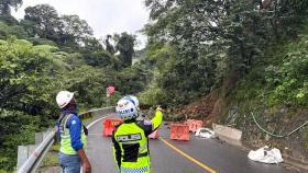 Jalur Padang-Bukittinggi Mati Total, Bukit Lembah Anai Turun Menyapu Jalan