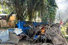 Kalah Cepat dari The Power of Emak-Emak, Petugas Gabungan Cuma Kebagian Bakar Gubuk Sabu Kosong!