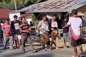 Kalung Sawit Jadi Hukuman Dadakan, Dua Pria Digiring Warga ke Polsek Tambusai