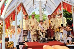 Jokowi Menerima Gelar Adat Baginda Pemuka Bangsa dari Masyarakat Lampung Pepadun