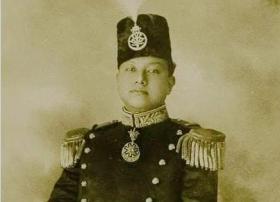 Bupati Siak Hadiahkan Foto Sultan Syarif ke Plt Gubernur Riau Saat Pawai Kafilah MTQ ke-44, Jadi Sorotan