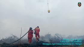 Angin Kencang Hambat Pemadaman Karhutla di Inhu, Dua Helikopter Water Bombing