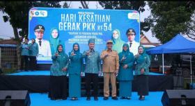 Wali Kota Pekanbaru Berikan Hadiah Umroh kepada Dua Kader TP PKK Berprestasi