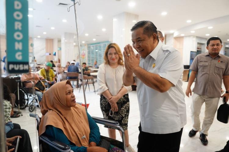 Plt Gubernur Riau SF Hariyanto Jenguk Mahasiswa Korban Demonstrasi, Serahkan Bantuan Pengobatan dan Pendidikan