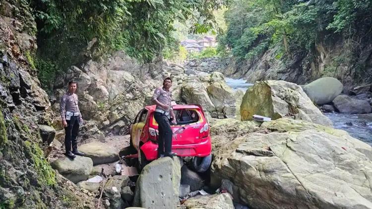 Diduga Sopir Ngantuk Subuh Hari, Mobil Berisi Bayi Terjun Bebas ke Jurang di Lembah Anai