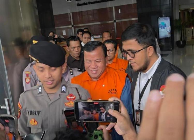 KPK Ungkap Bupati Kuansing Suhardiman Amby Terima Suap Mobil Toyota Land Cruiser dari Sekda Zulkarnaen