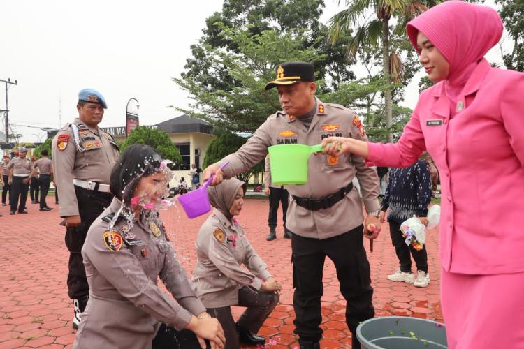 Kapolres Rohil Pimpin Upacara Kenaikan Pangkat, 65 Personel Diminta Tingkatkan Profesionalisme dan Pengabdian