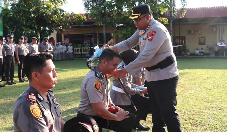 Mandi Kembang Massal di Polres Kampar, Puluhan Polisi Naik Pangkat!