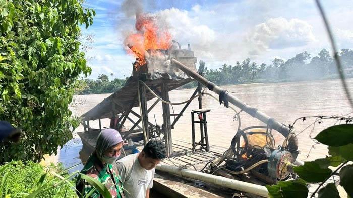 Pemburu Emas Kuansing Kocar-kacir, Polisi Datang Bawa Korek Bakar Habis Mesin Dompeng!
