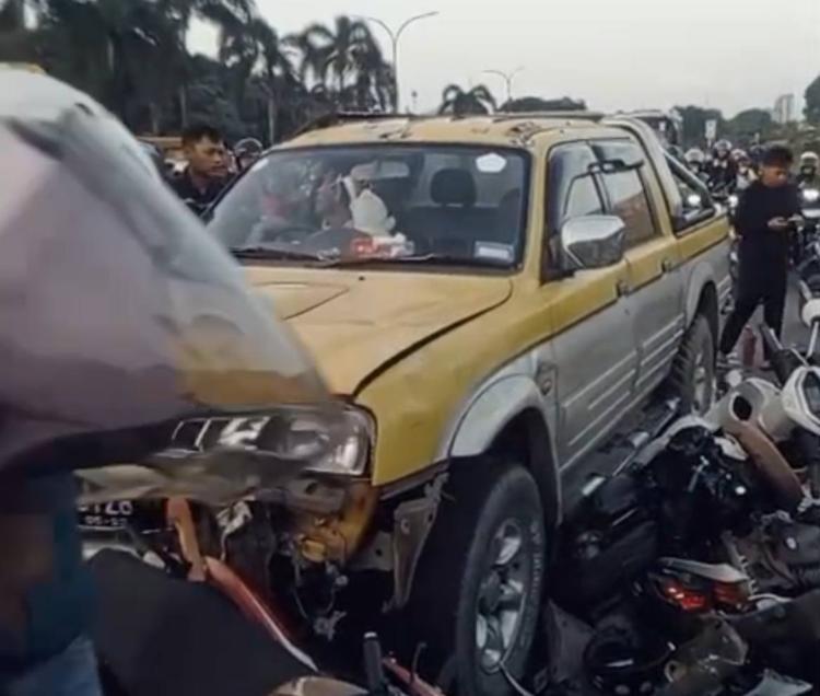 Supir Tiba-tiba Stroke, Mitsubishi Storm Sapu Delapan Motor di Lampu Merah 