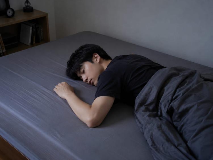 Tidur Tanpa Bantal, Baik atau Berbahaya? Ketahui Manfaat, Risiko, dan Cara Mencobanya