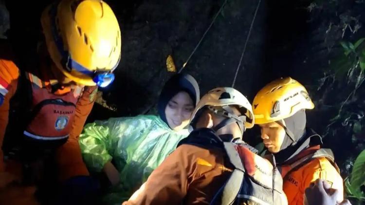 Mobil Terbang ke Jurang 40 Meter, Ayah dan Anak Selamat dari Maut di Kelok Sembilan
